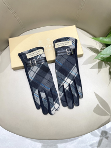 Burberry Gray White Check Glove