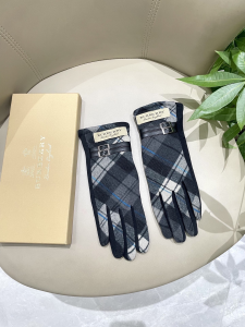 Burberry Gray White Check Glove