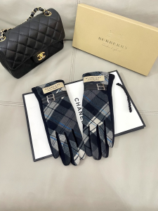 Burberry Gray White Check Glove