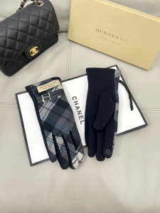 Burberry Gray White Check Glove