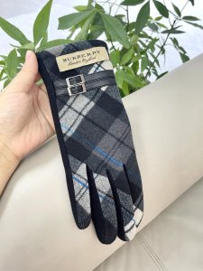 Burberry Gray White Check Glove