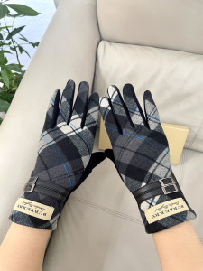 Burberry Gray White Check Glove