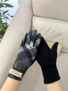 Burberry Gray White Check Glove