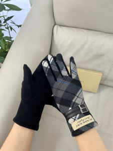 Burberry Gray White Check Glove