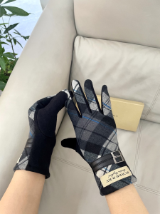 Burberry Gray White Check Glove