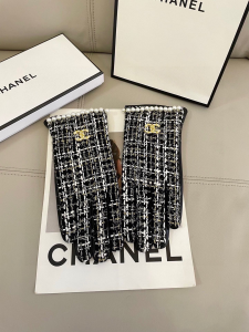 Chanel Pearl CC logo Tweed Glove