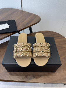 Chanel Beige Leather and Chain Flat Slides Sandals Chanel Beige Leather and Chain Flat Slides Sandals