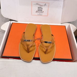 Hermes Miss Flat Thong Sandals with Kelly Buckle Beige Calfskin Leather Hermes Miss Flat Thong Sandals with Kelly Buckle Beige Calfskin Leather