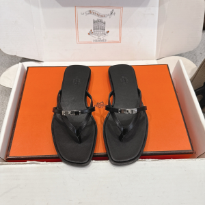 Hermes Miss Flat Thong Sandals with Kelly Buckle Black Calfskin Leather Hermes Miss Flat Thong Sandals with Kelly Buckle Black Calfskin Leather