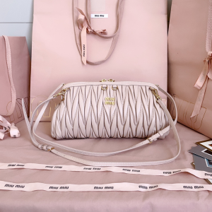 Miu Miu Powder Pink Caprice Matelasse Nappa Leather Clutch Bag Miu Miu Powder Pink Caprice Matelasse Nappa Leather Clutch Bag