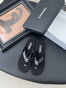 Chanel CC Logo Black Leather Thong Sandals Chanel CC Logo Black Leather Thong Sandals