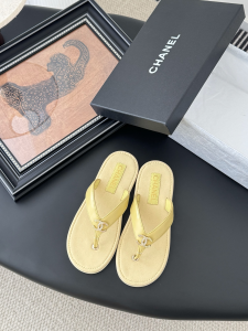 Chanel CC Logo Light Yellow Leather Thong Sandals Chanel CC Logo Light Yellow Leather Thong Sandals