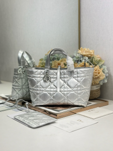 Dior Medium Dior Toujours Tote Shoulder Crossbody Bag Silver Iridescent Metallic Macrocannage Calfskin Dior Medium Dior Toujours Tote Shoulder Crossbody Bag Silver Iridescent Metallic Macrocannage Calfskin