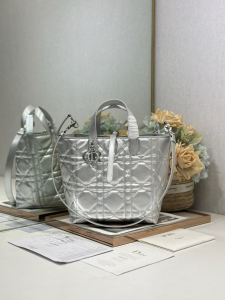 Dior Medium Dior Toujours Vertical Tote Shoulder Crossbody Bag Silver Iridescent Metallic Macrocannage Calfskin Dior Medium Dior Toujours Vertical Tote Shoulder Crossbody Bag Silver Iridescent Metallic Macrocannage Calfskin