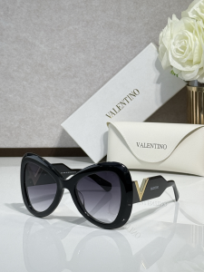 Valentino Vlogo Luxury Eyewear Sunglasses VLS138A Black Valentino Vlogo Luxury Eyewear Sunglasses VLS138A Black