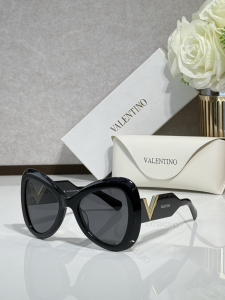 Valentino Vlogo Luxury Eyewear Sunglasses VLS138A Black Valentino Vlogo Luxury Eyewear Sunglasses VLS138A Black