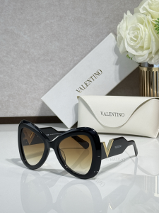 Valentino Vlogo Luxury Eyewear Sunglasses VLS138A Black Valentino Vlogo Luxury Eyewear Sunglasses VLS138A Black