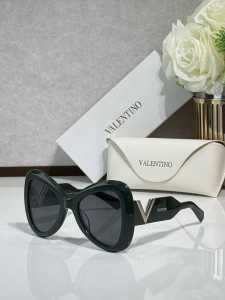 Valentino Vlogo Luxury Eyewear Sunglasses VLS138A Black Valentino Vlogo Luxury Eyewear Sunglasses VLS138A Black