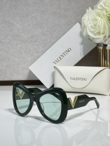 Valentino Vlogo Luxury Eyewear Sunglasses VLS138A Green Valentino Vlogo Luxury Eyewear Sunglasses VLS138A Green