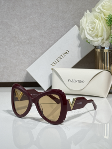 Valentino Vlogo Luxury Eyewear Sunglasses VLS138A Red Valentino Vlogo Luxury Eyewear Sunglasses VLS138A Red