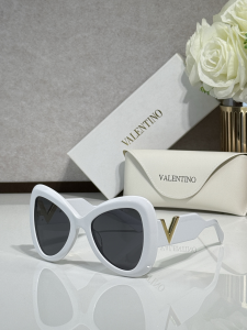 Valentino Vlogo Luxury Eyewear Sunglasses VLS138A White Valentino Vlogo Luxury Eyewear Sunglasses VLS138A White