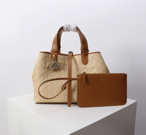 Dior Medium D Toujours Shopping Tote Bag Beige Raffia and Calfskin Dior Medium D Toujours Shopping Tote Bag Beige Raffia and Calfskin