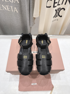 Miu Miu Fisherman Buckle Ruches Calfskin Leather Samdals Black Miu Miu Fisherman Buckle Ruches Calfskin Leather Samdals Black