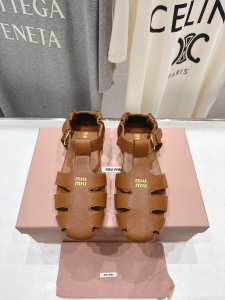 Miu Miu Fisherman Buckle Ruches Calfskin Leather Samdals Brown Miu Miu Fisherman Buckle Ruches Calfskin Leather Samdals Brown