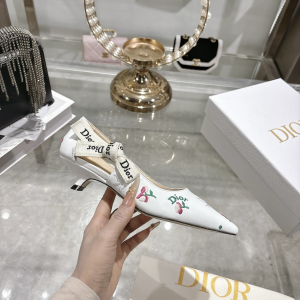 Dior Dioramour Jadior Pumps White Lambskin Embroidered with Multicolor Doves Roses Motif 25MM Dior Dioramour Jadior Pumps White Lambskin Embroidered with Multicolor Doves Roses Motif 25MM