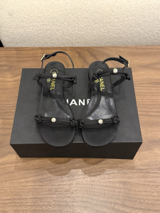 Chanel CC Pearl Black Leather Flat Sandals Shoes Chanel CC Pearl Black Leather Flat Sandals Shoes
