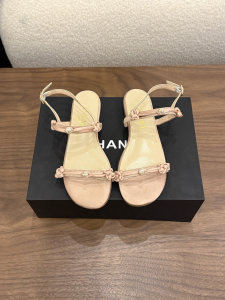 Chanel CC Pearl Pink Leather Flat Sandals Shoes Chanel CC Pearl Pink Leather Flat Sandals Shoes
