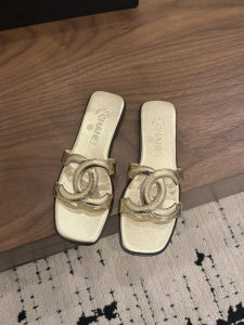 Chanel CC logo Gold Metallic Leather Flat Mules Slides Sandals Shoes Chanel CC logo Gold Metallic Leather Flat Mules Slides Sandals Shoes