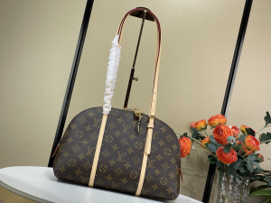 Louis Vuitton Squire Monogram Canvas Shoulder Bag Louis Vuitton Squire Monogram Canvas Shoulder Bag