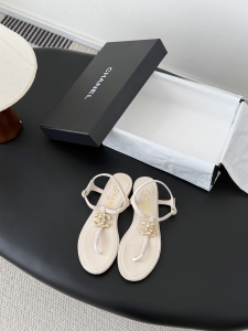 Chanel CC Logo Beige Leather Thong Flat Sandals Shoes Chanel CC Logo Beige Leather Thong Flat Sandals Shoes