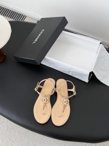 Chanel CC Logo Beige Leather Thong Flat Sandals Shoes Chanel CC Logo Beige Leather Thong Flat Sandals Shoes
