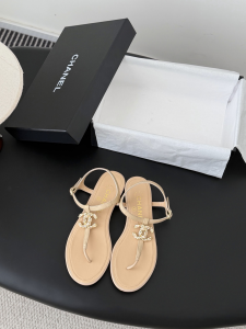 Chanel CC Logo Beige Leather Thong Flat Sandals Shoes Chanel CC Logo Beige Leather Thong Flat Sandals Shoes