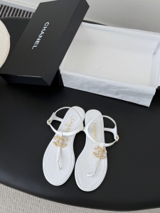 Chanel CC Logo White Leather Thong Flat Sandals Shoes Chanel CC Logo White Leather Thong Flat Sandals Shoes