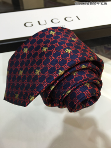 Luxury Mens Ties Gucci Interlocking GG Bees Silk Tie A144PP100 AA138938