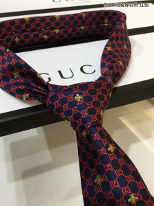 Luxury Mens Ties Gucci Interlocking GG Bees Silk Tie A144PP100 AA138938