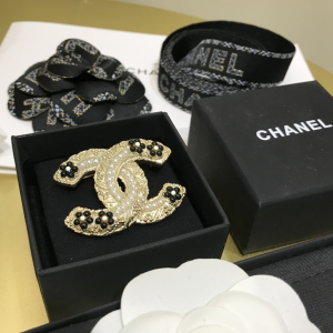 Luxury Womens Jewelry Chanel Pearls Flower CC Logo Brooch A152PP140 AA148129