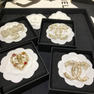 Luxury Womens Jewelry Chanel Gold Crystals CC Logo Brooch A152PP120 AA151842