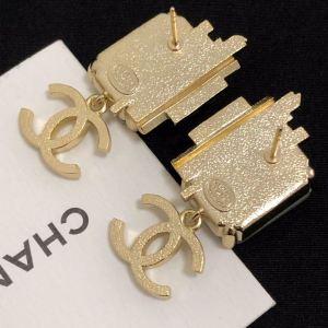 Luxury Womens Jewelry Chanel 2021 Crystal CC Jewelry Earring A39PP135 AA153659