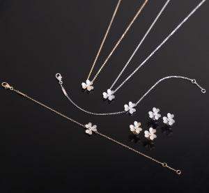 Luxury Womens Jewelry Van Cleef Arpels Frivole Crystals Earring A205PP260 AA153600