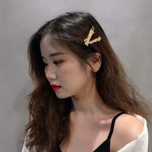 Luxury Womens Jewelry Versace Gold V Hair Clip Accessory A205PP180 AA153591