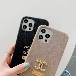 Luxury Womens Phone Holder Chanel Pearl CC Logo iPhone Case A62PP60 AA153675