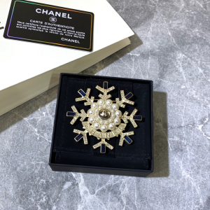 Luxury Womens Jewelry Chanel CC Winter Snow Brooch A205PP200 AA154456