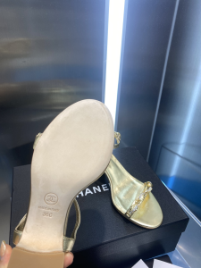 Luxury Womens Shoes Chanel Vintage Sandal in Gold Calfskin 35 To 40 A136PP480 AA156050