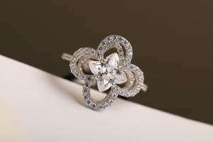 Louis Vuitton Les Ardentes Diamond Flower Ring 
