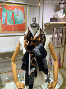 Luxury Womens Scarf Gucci GG Silk Scarf in Black 110x200CM A151PP260 AA160285