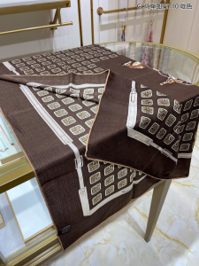 Luxury Womens Scarf Celine Triomphe Silk Scarf in Brown 110x110CM A151PP260 AA161971
